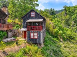 Cozy Luray Cabin with Views Near Hiking Trails!, hotel v destinaci Luray