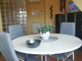 Duplex con terraza y vistas a la montaña internet aire acondicionado frente a piscinas públicas, khách sạn ở Villamediana de Iregua