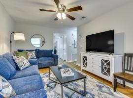 High Point Townhome with Patio, 1 Mi to Main Street!, hotel din High Point