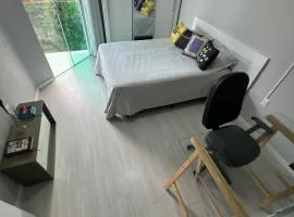 Quarto confortável com TV, AR e sacada vista jardim