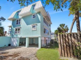 Blue Pearl Beach House Steps from Beach Access，泰碧島的寵物友善飯店