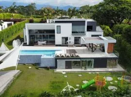 Luxury mansion in heart of Eje Cafetero 15 sleeps!