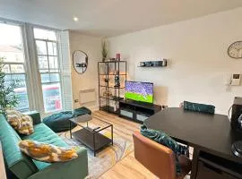Cosy High Street Apartment 30 seconds from station