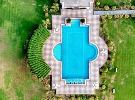 Umaid Farm Resort- A Legacy Vintage Stay In Jaipur, хотел, който приема домашни любимци, в Джайпур