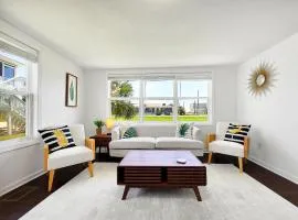 The Sandy Pineapple - Coastal Home STEPS to Beach Pet & Family Friendly!