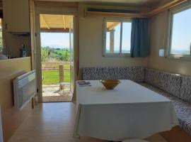 MOBIL-HOME Ferme La Fée Spiruline AURIGNAC, hotel in Aurignac