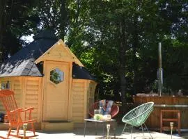 Cabane dans un jardin arboré