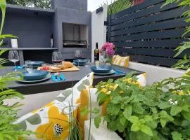 Private fenced garden with BBQ area minutes from the beach - Urban Secret Kantrida