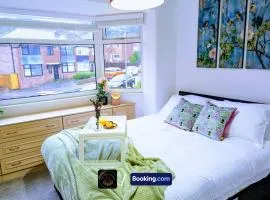 Modern 4-Bed House, Free Parking & WiFi in Swinton