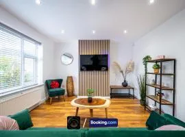 Cosy 3-Bed House, Garden & Free Parking in Stretford