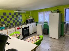 Logement entrée indépendant, sous sol éclairé, cuisine, SDB WC, jardin, ξενοδοχείο σε Belle-Église