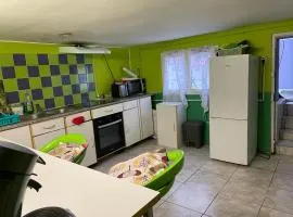 Logement entrée indépendant, sous sol éclairé, cuisine, SDB WC, jardin