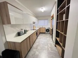 20 Elizabeth Place - Beautiful and spacious self catering 3 bedroom unit next to Kyalami Racetrack with free WiFi - swimming pool, gym and restaurant - Perfect for a big family in Midrand Waterfall