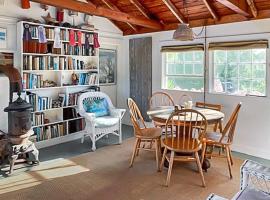 Elegant Nantucket Retreat on Village Way 3BR, casa de campo em Nantucket