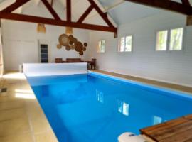 La Longère avec Piscine, Hotel in Saint-Martin-le-Gaillard
