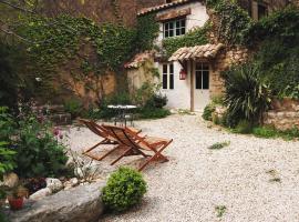 gîte à Rustrel, hotel v destinaci Rustrel