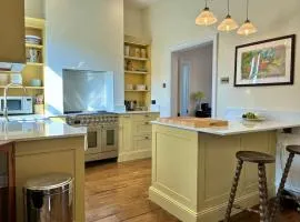 Edwardian 4 bed home - Tunnels Beach 2 mins away