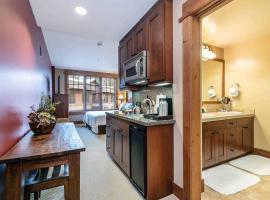 Catamount Lodge 201A by East West Hospitality, hotel in Truckee