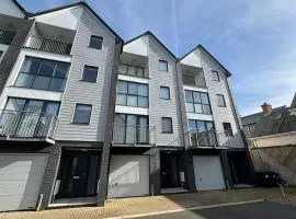 Armada Close - 3 Story Home Close to Tunnels Beach