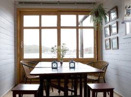 Rorbu i fiskeværet Ballstad, Hotel in Ballstad