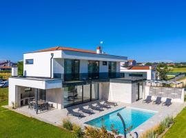 Villa Celi Private Heated Pool & Jacuzzi 4BR Near Fažana & Brijuni, hotel Fažan&aacute;ban