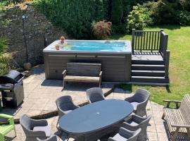 Polean Farm Old Farmhouse - With Large Jacuzzi, Games Room, Near the Sea and with Free Access to a Nearby Pool, hotel in Looe
