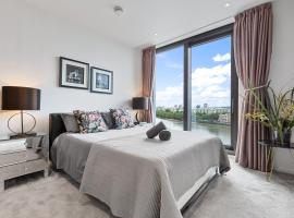 Central London Spectacular riverview two bedroom Luxury designer apartment-AC-Parking-WIFI-2 bathrooms, hotel de playa en Londres