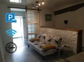 35 min Disney - Paris - Family room at homestay with bathtub and dining - lounge area - secure parking - 5 people and 1 baby - duplex with independent entrance on 1rst floor at inhabitant's house