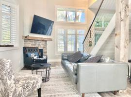 The Family Escape Townhome，科靈伍德的有停車位的飯店