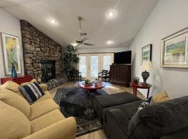 37CPD, Two bedroom, two bath log-sided condo with forest view condo, hotel di Mount Ida