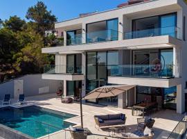 Designer villa few steps from azure blue sea, hotel v destinaci Brna