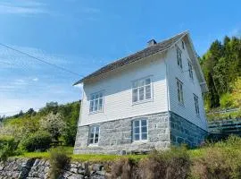 Stryn - Faleide - hus ved fjorden