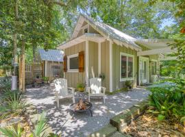 Historic Biloxi Bay Cottage w/ Beautiful View, hotel en Ocean Springs