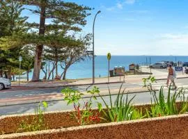 10 Cottesloe - Steps From Beach - Sleeps 3-wifi