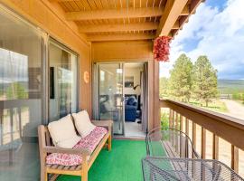 Angel Fire Mountain Condo Steps to Ski Resort!، شقة في أنجل فاير