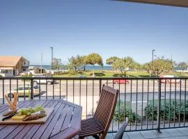 Kings Beach Oceanfront Apartment With Pool