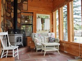Bear Hugs - Cozy Cottage - WiFi - Rustic Decor - Country Style Kitchen - Perfect for a Couples Getaway!, hotel in Red River