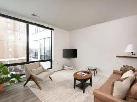 East Side Luxury 1BR Apt - Near Brady St with Balcony and Lounge