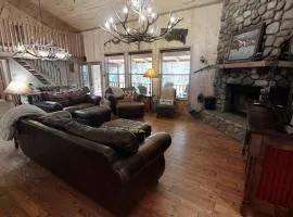 Big Elk Horn on the River - Pet Friendly - WiFi - Fireplace - Washer - Dryer - Grill - Garage Access - Firepit