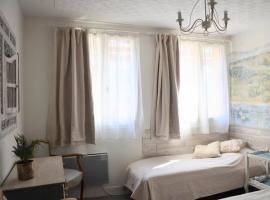 Petite chambre avec 2 lits dans maison d'artiste centre ville, ξενοδοχείο σε Bernay