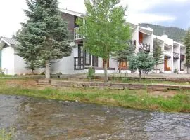 Claim Jumper Townhouse 14 - On The River - Across from the Fishing Ponds - In Town - Near The Ski Area - Fireplace - WiFi - Sate