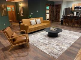 Pine Creek Cabins & Camping Resort, hotel dengan jakuzi di South Bloomingville