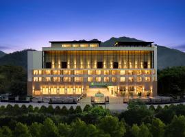 Lemon Tree Hotel, Tapovan Rishikesh, hotel com piscina em Rishikesh