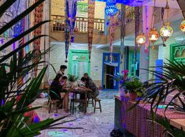 Kashgar Return of old Friends International Youth Hostel, hotel con estacionamiento en Kashgar
