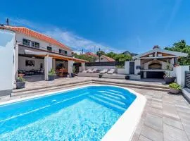 Holiday Home Luce with Pool - Happy Rentals