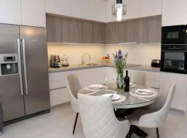 New luxury air-conditioned apartment, with jacuzzi, free parking and gardens
