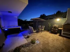 New luxury air-conditioned apartment, with jacuzzi, free parking and gardens