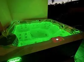 New luxury air-conditioned apartment, with jacuzzi, free parking and gardens