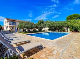 Côté Oliviers 6P - Appt avec piscine partagée, hôtel à Beaucaire