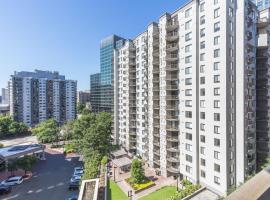 Stylish 2BR Haven - Minutes from DC & Airport, ξενοδοχείο στο Άρλινγκτον